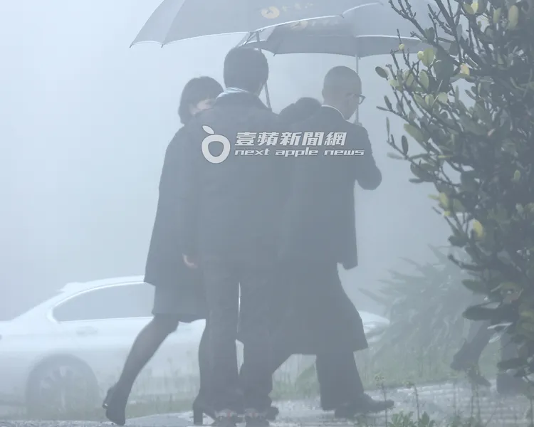 具俊曄（右）幫S媽撐雨傘走去廁所。特勤中心攝