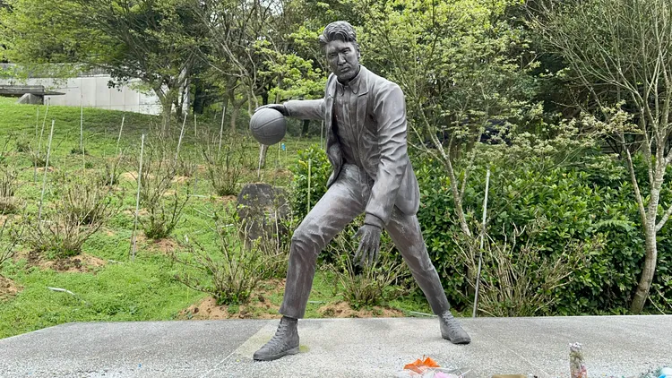 高以翔銅像身穿西裝打籃球，留存他的陽光活躍。特勤中心攝