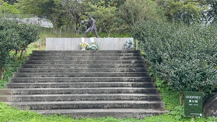 高以翔的長眠地階梯上，擺放著粉絲寫的卡片和花束，述說著對他的無限思念。特勤中心攝