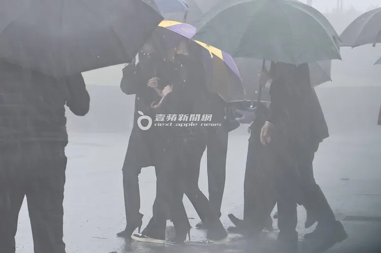 小S（左起）緊牽女兒許老三，和S媽、許雅鈞前往大S墓地。特勤中心攝