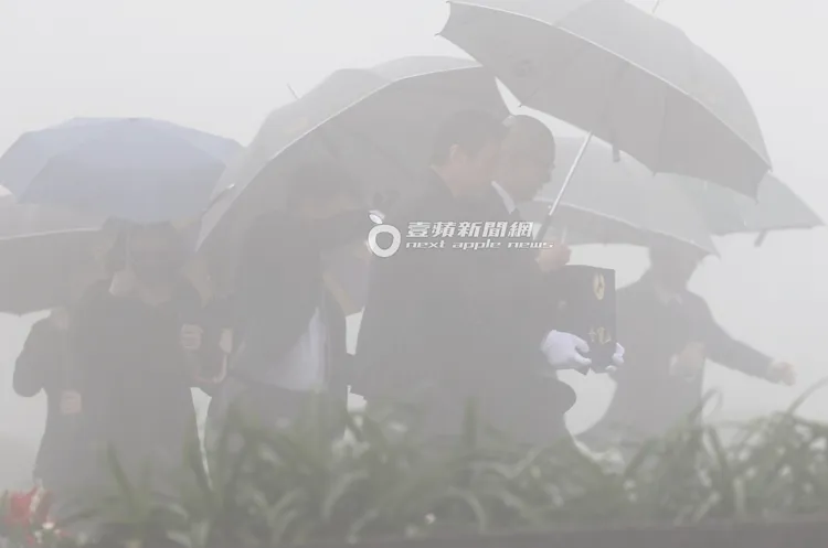 大S丈夫具俊曄（右）啜泣捧著愛妻骨灰，小S、許老三、S媽跟後頭。特勤中心攝