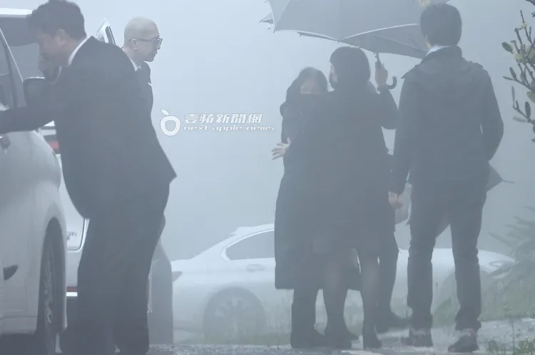 具俊曄（左）跟岳母S媽一同下車去上洗手間。特勤中心攝