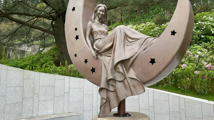 李玟雕像出自藝術家王志文之手，耗時1年，精細雕工將她坐在上弦月的模樣打造得栩栩如生。特勤中心攝