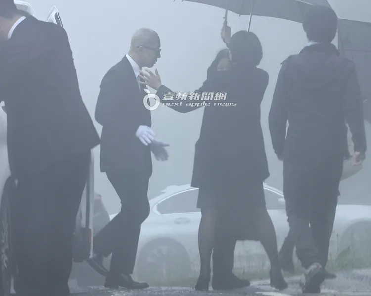 具俊曄（左）跟S媽搭同一台車到金寶山玫瑰園下車。特勤中心攝