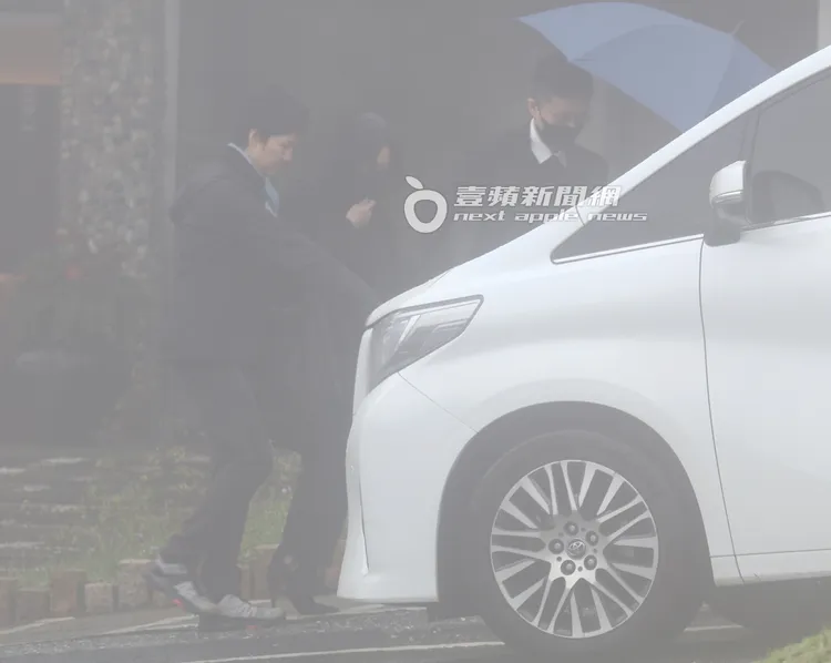 許雅鈞（右）和姊姊一起牽著小S上保母車下山。特勤中心攝