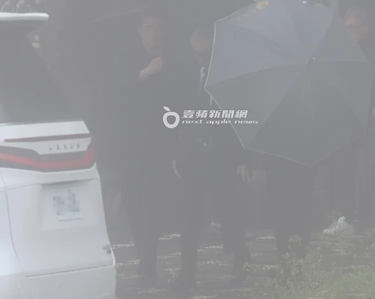 具俊曄上完廁所，依舊哀傷地低頭走回車上。特勤中心攝