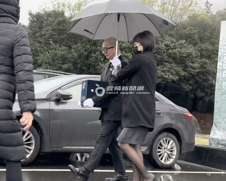 具俊曄捧著大S骨灰從日光苑上車，一路上泣不成聲令人不捨。特勤中心攝