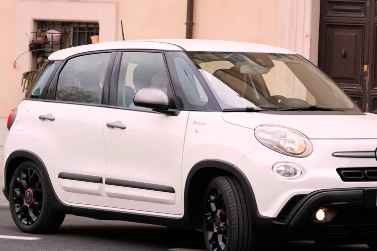 教宗搭乘小車車離開醫院。美聯社