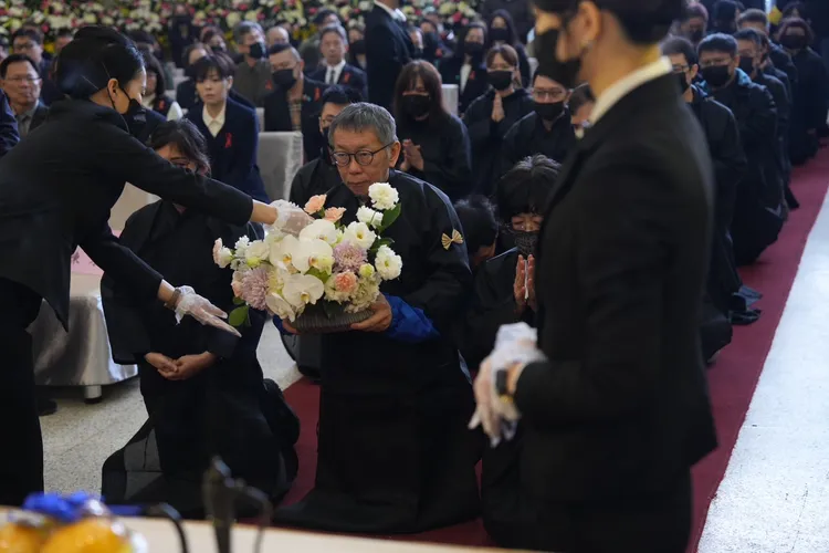 柯文哲為父親柯承發獻花。民眾黨提供