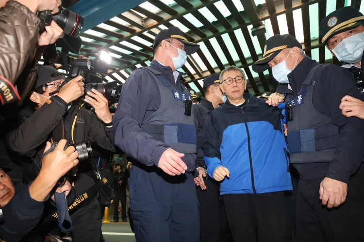 柯文哲未佩戴戒具，律師黃帝穎直言，司法至少四度禮遇。莊宗達攝