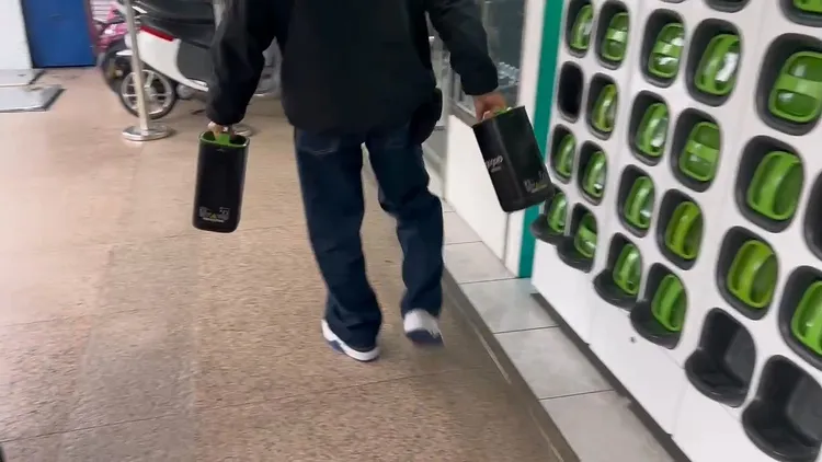 觀察絕大多數車主換電池時都是2手各提1個電池。鮮明攝