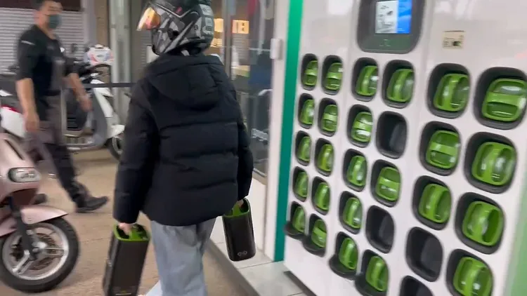 絕大多數Gogoro車主都是單手提電池握把換電池。鮮明攝