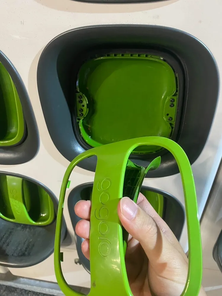 Gogoro電池握把斷裂導致電池掉落砸傷使用人的事件頻傳。翻攝Threads