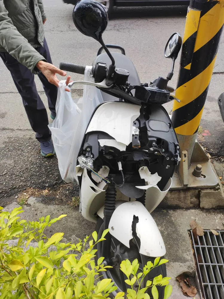 康小姐當天發生車禍所騎的Gogoro受損嚴重。讀者提供