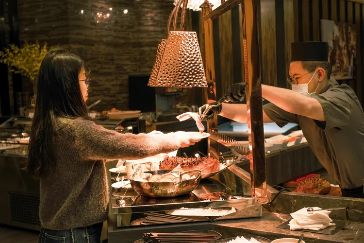 「青焰炭火熟成牛排」以各式排餐搭配自助餐檯為主打。路易莎提供