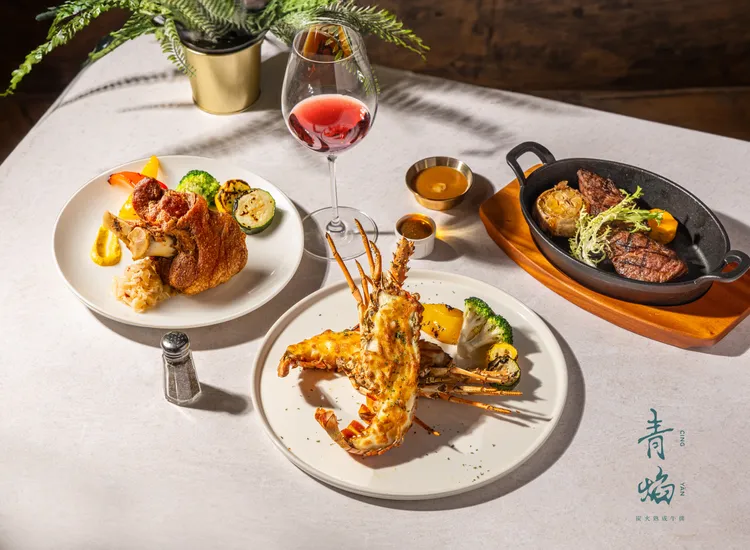 「青焰炭火熟成牛排」提供炙燒牛排、焗烤龍蝦等數10道餐點。路易莎提供