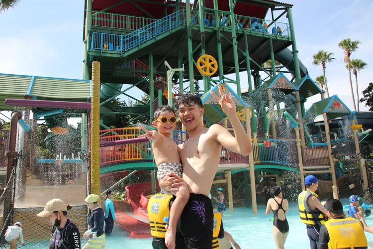 「馬拉灣」4月3日開園，兒童節連假搭配1人購買全票，18歲以下可雙園擇一免費入場。麗寶樂園提供