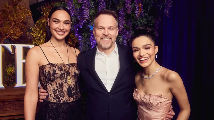 蓋兒加朵（左起）與導演馬克韋伯、瑞秋澤格勒在首映活動合影。翻攝Hollywood Reporter