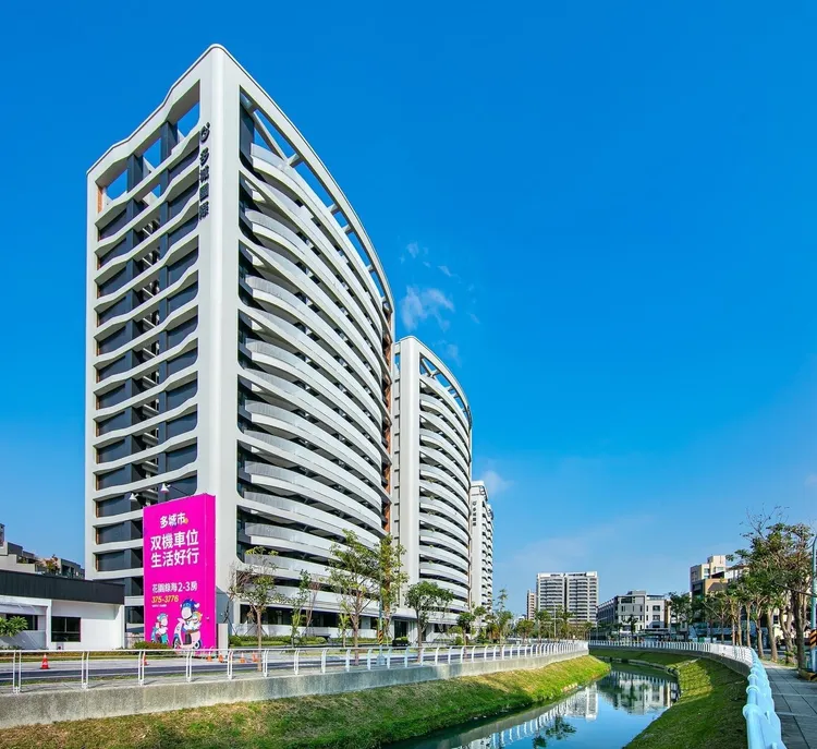 「多城市II」位於愛河上游，目前銷售7成，因景觀具備獨特性，加上品牌優勢成為順銷主因。多城國際提供
