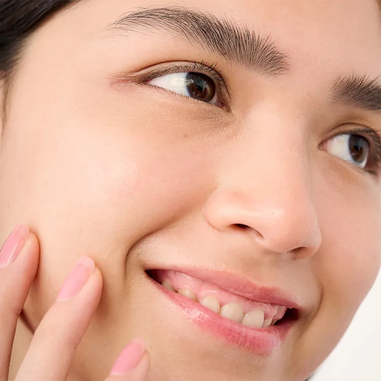 benefit針對換季毛孔問題，推出PORE不及待舒緩毛孔保濕精華。品牌提供