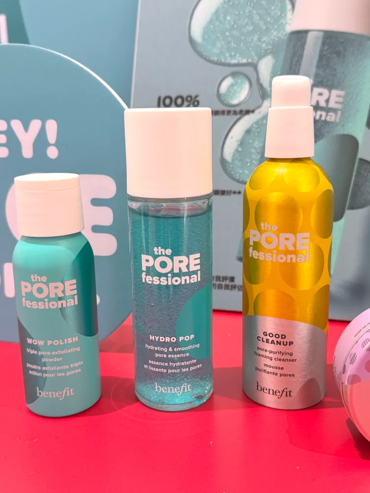 benefit自即日起至5月31日於專櫃推出「毛孔迷你小時光」活動，以零孔慌保養系列為主軸帶來15分鐘的一對一毛孔專屬護理。張家玲攝