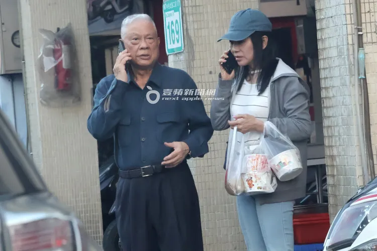 蔣黎麗（右）與富商不約而同講手機。特勤中心攝