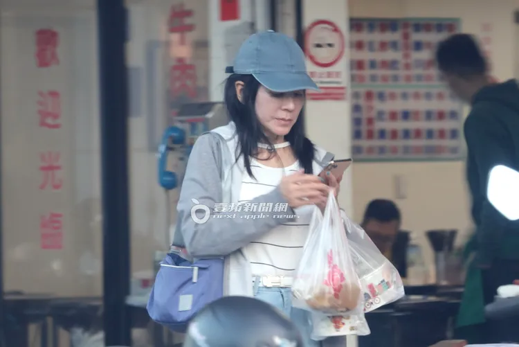 蔣黎麗滑手機看訊息。特勤中心攝