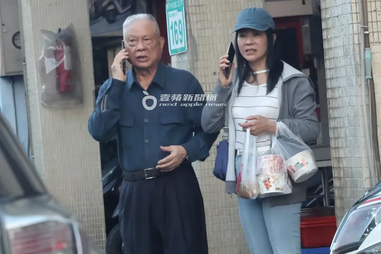 蔣黎麗（右）與富商頗有默契的一同打電話叫車。特勤中心攝