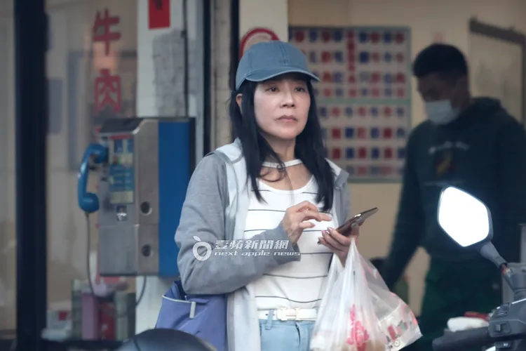 蔣黎麗提著打包的牛肉美食，等富商上洗手間。特勤中心攝