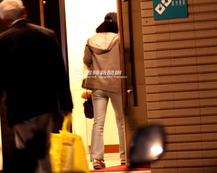 蔣黎麗走進東區的豪宅。特勤中心攝