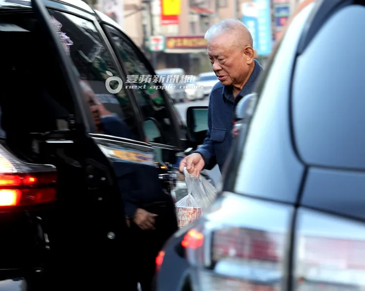 富商幫蔣黎麗拿打包食物上車。特勤中心攝