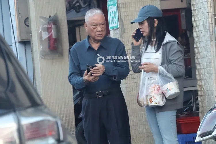 富商陪著蔣黎麗（右）在路邊講手機。特勤中心攝