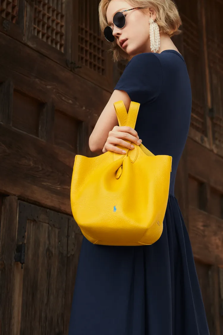 Polo Play包的柔軟廓形隨拎就很時髦。品牌提供