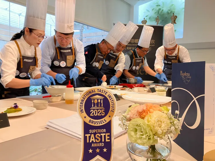 主廚與來賓一起下廚。翻攝畫面