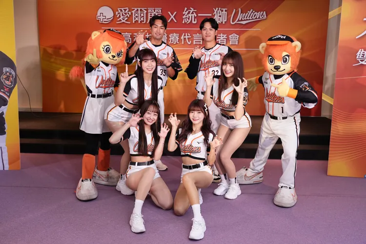 統一獅球員潘傑楷、蘇智傑與Uni-Girls。彭欣偉攝