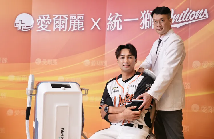 統一獅球員潘傑楷體驗太能波AES。彭欣偉攝