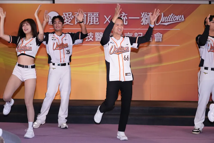 常如山（左3）和統一獅球員、啦啦隊熱跳《台灣尚勇》舞蹈。彭欣偉攝