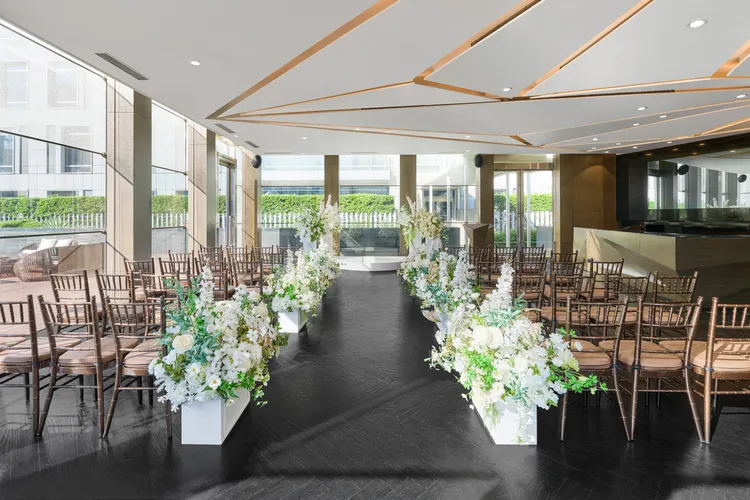 台北寒舍艾美酒店5樓QUUBE室內廳景形象照。新人除了選擇「艾在七夕」婚宴專案之外，更可專屬加購QUUBE戶外婚禮儀式，在藍天白雲下見證幸福，優惠價5萬8000元起。台北寒舍艾美酒店提供