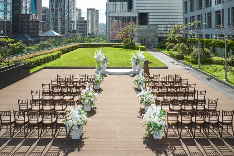 台北寒舍艾美酒店5樓QUUBE戶外儀式形象照。眾多新人鍾愛的QUUBE戶外婚禮儀式，無論是證婚儀式的醉心感動，或是After Party的輕鬆歡慶，皆能於此演繹幸福的無限可能。 台北寒舍艾美酒店提供