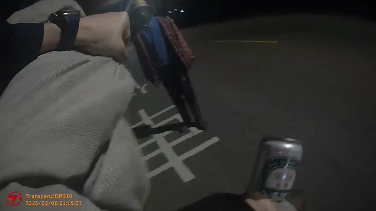 來自史瓦帝尼的外籍男子（左），酒後在外游盪二度遭警方管束。民眾提供