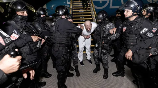 美法官擋不住川普送200黑幫出國坐苦牢 總統笑死、囚犯嚇死哭暈