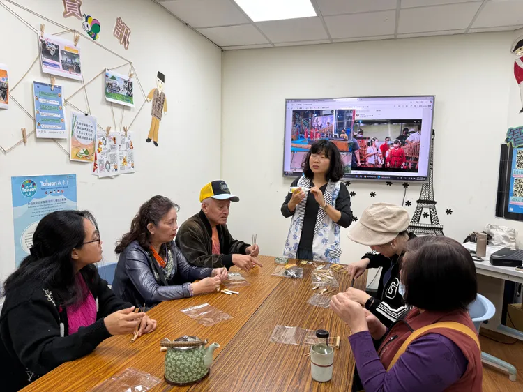 張美君女士指導製作竹琴。移民署提供