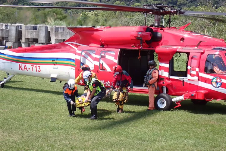 墜落邊坡受傷的怪手司機獲救被直升機搭救載運下山。花蓮縣消防局提供
