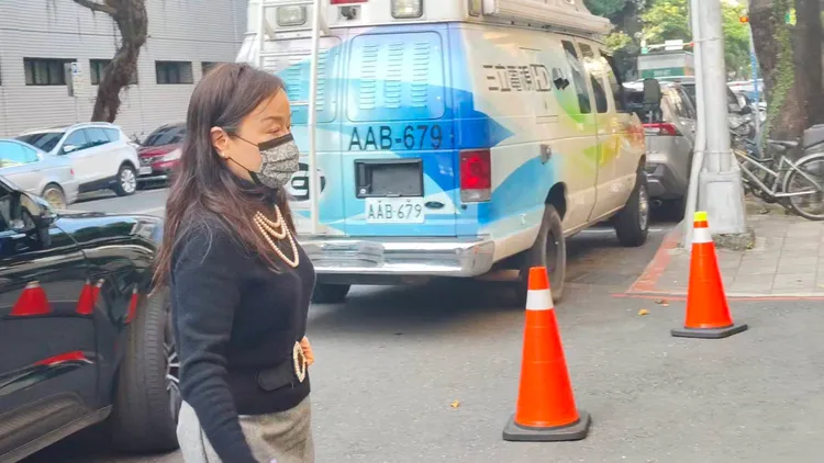 周玉蔻今天到高院出庭，對媒體採訪不發一語。張欽攝