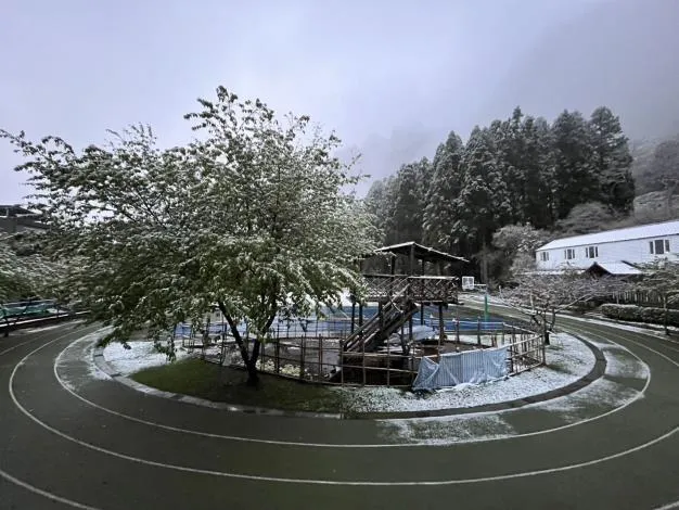 竹縣尖石後山飄雪。新光國小提供