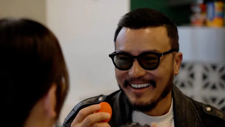 李銘忠（右）與劉品言互相把紅雞蛋往對方額頭敲下去，現場歡笑聲不斷。鏡電視照片提供