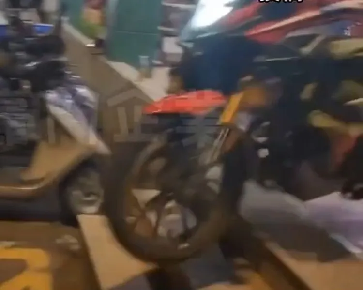 騎士把車騎下階梯。翻攝臉書黑豪家族