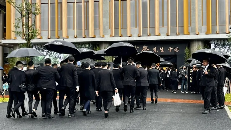 黃少岑告別式會場外聚集多名前來悼念的黑衣人。江孟謙攝