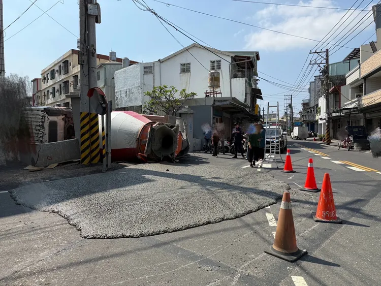 混凝土車壓垮路面排水溝蓋，造成車輛陷入溝中。翻攝畫面