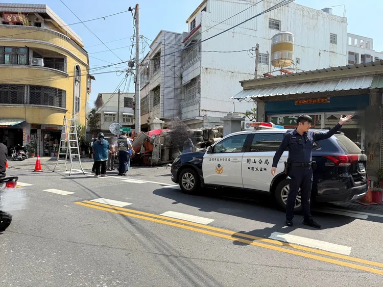 混凝土車陷入溝中，警方到場維持交通。翻攝畫面